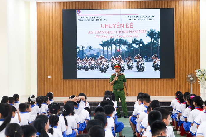 Công an xã An Lão tuyên truyền Luật Trật tự an toàn giao thông đường bộ tại Trường Tiểu học An Tiến